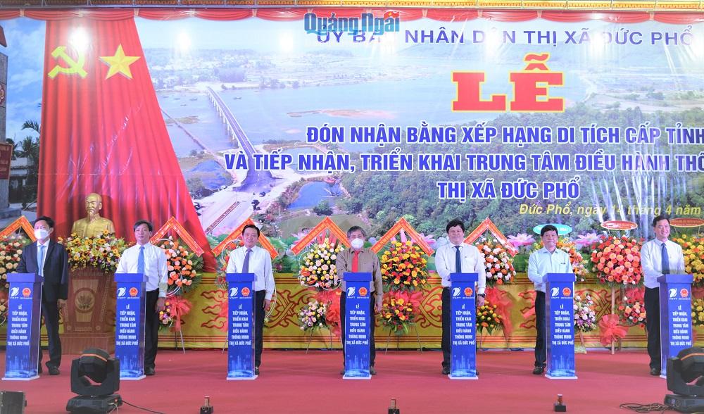 Lãnh đạo tỉnh, Tập đoàn VNPT và  lãnh đạo TX.Đức Phổ thực hiện nghi thức nhần nút khai trương Trung tâm Điều hành thông minh TX.Đức Phổ.