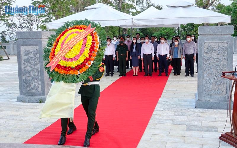 Các đại biểu dâng hoa tại phần mộ nguyên Quyền Chủ tịch nước Huỳnh Thúc Kháng