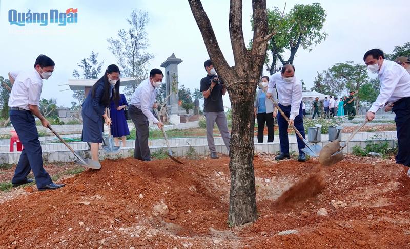 Các đại biểu tham gia trồng cây lưu niệm tại Khu lưu niệm mộ Cụ Huỳnh Thúc Kháng