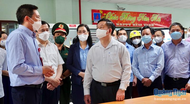Trưởng ban Tuyên giáo Trung ương Nguyễn Trọng Nghĩa tham quan thực tế quy trình hoạt động của nhà máy và hỏi, động viên người lao động.