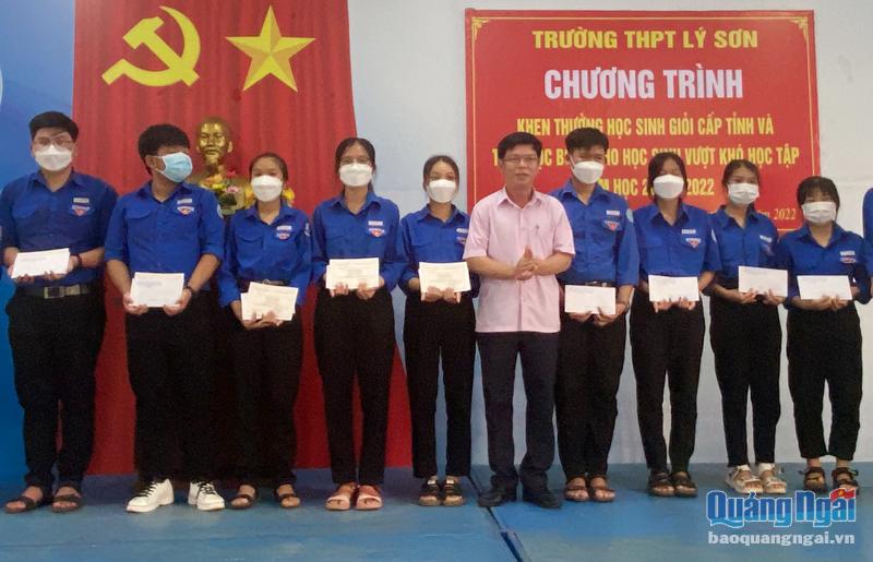 Lãnh đạo huyện Lý Sơn trao phần thưởng cho các em học sinh.