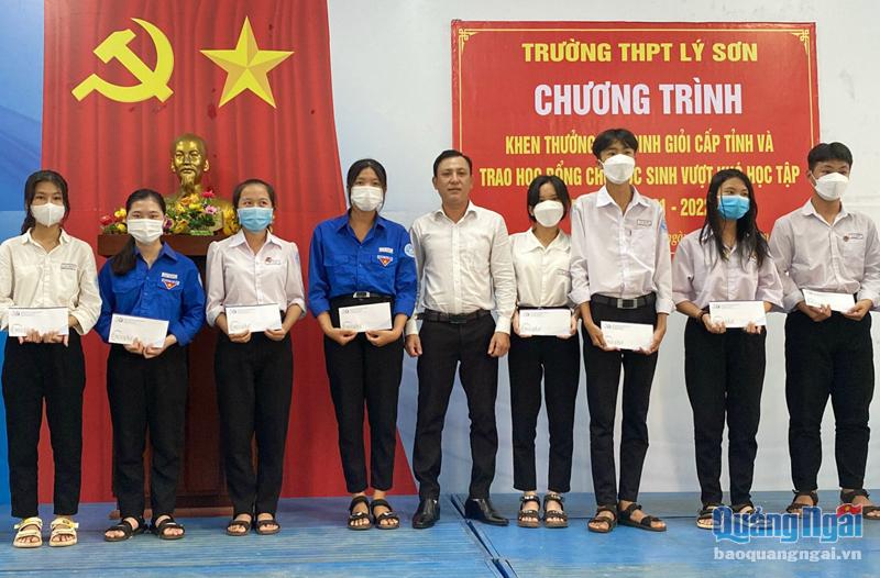 Nhà tài trợ trao học bổng cho học sinh Trường THPT Lý Sơn.