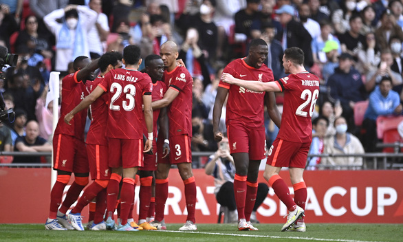 Niềm vui của các cầu thủ Liverpool khi ghi bàn vào lưới Man City - Ảnh: REUTERS