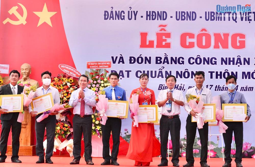 Lãnh đạo huyện Bình Sơn trao giấy khen cho các tập thể ở xã Bình Hải vì có thành tích đóng góp tích cực trong quá trình xây dựng NTM tại địa phương.