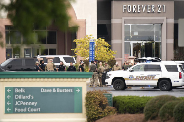 Các thành viên lực lượng thực thi pháp luật tập trung bên ngoài trung tâm mua sắm Columbiana ở Columbia, bang South Carolina, Mỹ sau vụ xả súng ngày 17-4 - Ảnh: AP