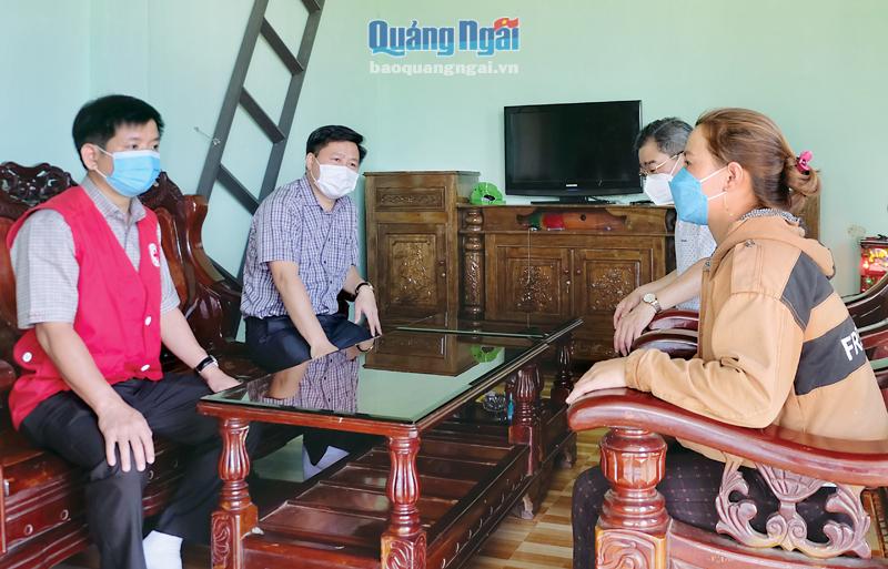 Lãnh đạo Hội Chữ thập đỏ tỉnh thăm hỏi gia đình chị Nguyễn Thị Thu Hà, ở xã Tịnh Đông (Sơn Tịnh), trong ngôi nhà mới xây.