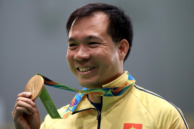Xạ thủ Hoàng Xuân Vinh, người vinh dự được châm ngọn đuốc trên đài lửa SEA Games.