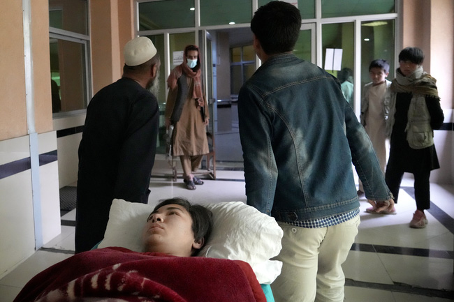 Nổ bom hàng loạt tại trường nam sinh ở Afghanistan, gần 20 người thương vong
