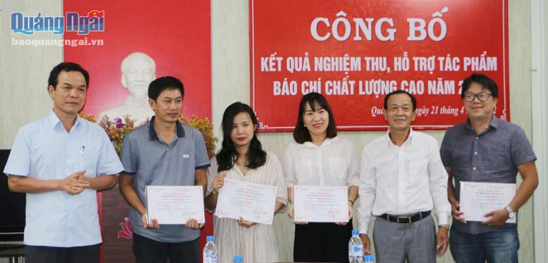 Trưởng ban Tuyên giáo Tỉnh ủy Đặng Ngọc Dũng và lãnh đạo Hội Nhà báo tỉnh trao hỗ trợ tác phẩm báo chí chất lượng cao cho các tác giả.    