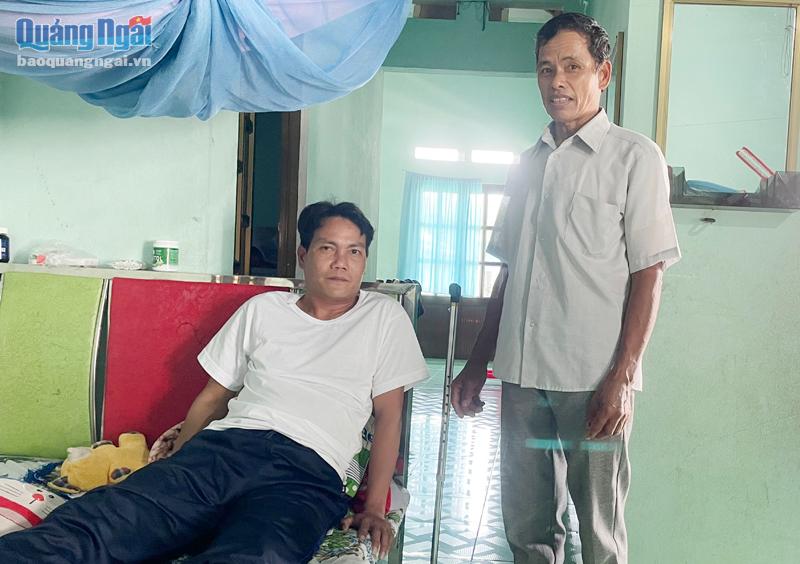 Ông Cẩm (bên phải) thăm hỏi ngư dân Ngô Viết Lộc, ở phường Phổ Quang (TX.Đức Phổ) vừa bị tai nạn trên biển.                                      Ảnh: T.THY