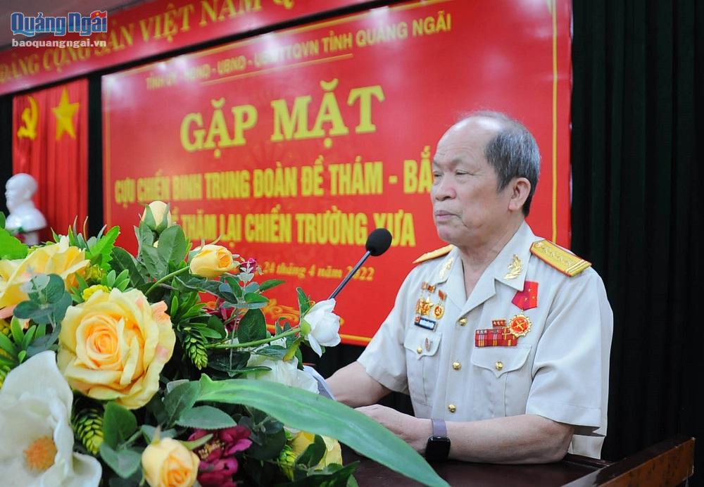 Đại tá Nghiêm Xuân Nhậm, Trưởng Ban liên lạc Trung đoàn Đề Thám phát biểu tại buổi gặp mặt.	