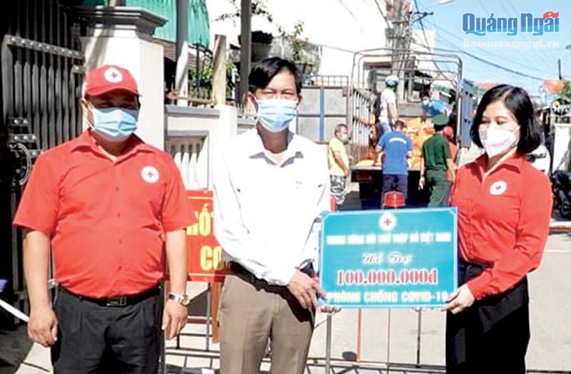 Lãnh đạo Trung ương Hội Chữ thập đỏ Việt Nam trao quà hỗ trợ người dân Quảng Ngãi. 