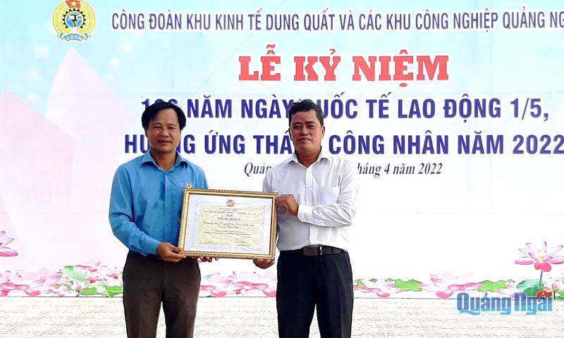 Chủ tịch Công đoàn KKT Dung Quất và các KCN tỉnh Phạm Thái Dương trao Bằng khen của Tổng LĐLĐ Việt Nam cho Công đoàn Doosan Vina.
