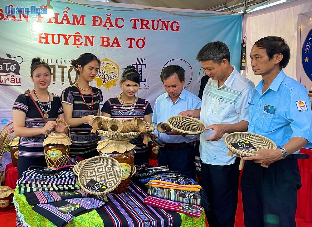 Sản phẩm đặc trưng huyện Ba Tơ tham gia phiên chợ hàng Việt tại huyện đảo