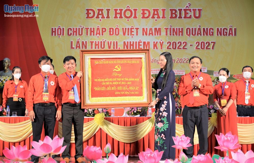 Ban Chấp hành Đảng bộ tỉnh khóa XX tặng cho đại hội bức trướng mang dòng chữ 