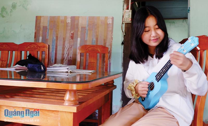Ngoài giờ học, Trà Nhi còn tập chơi đàn Ukulele và viết lời bài hát bằng tiếng Anh. 