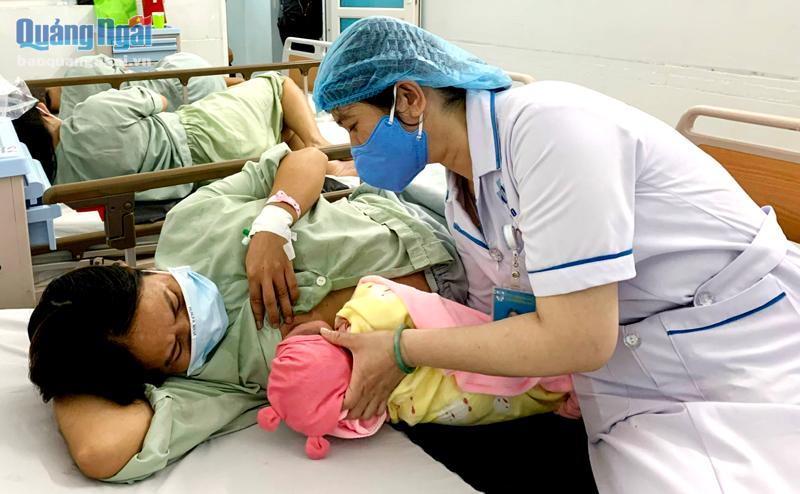 Nữ hộ sinh Bệnh viện Sản - Nhi tỉnh hướng dẫn sản phụ cho con bú bằng sữa mẹ. 