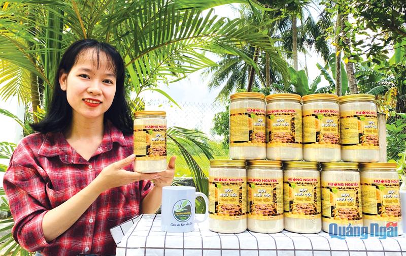 Chị Nguyễn Thị Hường, ở xã Bình Nguyên (Bình Sơn), với sản phẩm bột ngũ cốc do chị sản xuất.