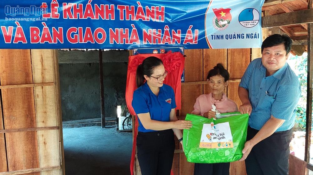 Phó Chủ tịch UBMTTQ Việt Nam tỉnh Quảng Ngãi Bùi Đức Thọ động viên, tặng quà cho gia đình chị Đinh Thị Lủi tại xã Thanh An, huyện Minh Long.