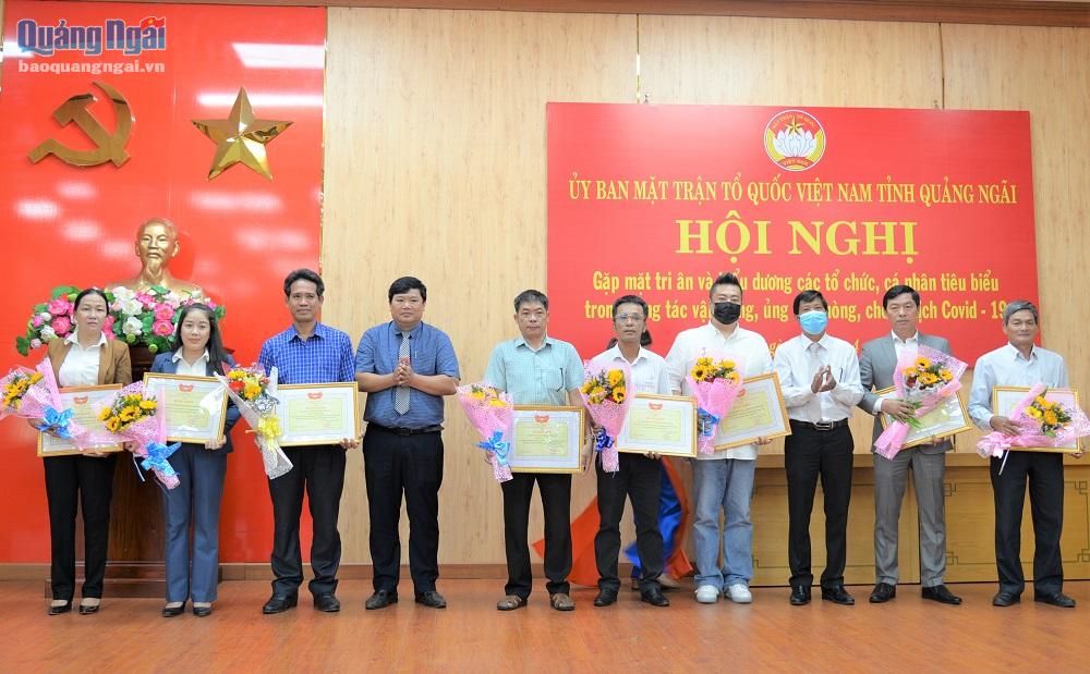 Ủy ban MTTQ Việt Nam tỉnh tặng Bằng khen cho các tập thể, cá nhân tiêu biểu trong đóng góp hỗ trợ công tác phòng, chống dịch Covid-19.