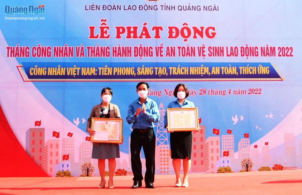 Chủ tịch Liên đoàn Lao động tỉnh Trần Quang Tòa trao bằng khen của Tổng Liên đoàn Lao động  cho tập thể và cá nhân