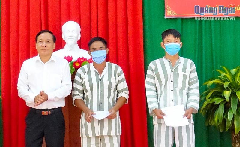 Chánh án Tòa án nhân dân tỉnh Phạm Trung Uy trao Quyết định tha tù trước thời hạn có điều kiện cho 2 phạm nhân.