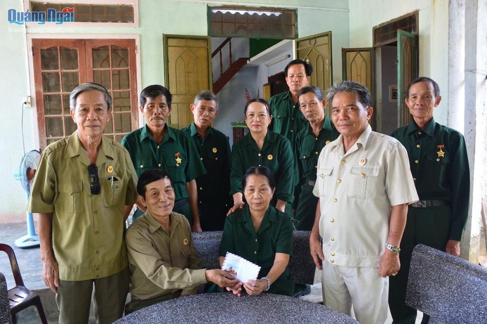 Ban Liên lạc truyền thống C289 đến thăm, tặng quà cho bà Phan Thị Bông, xã Tịnh Hiệp có hoàn cảnh đặc biệt khó khăn. 
