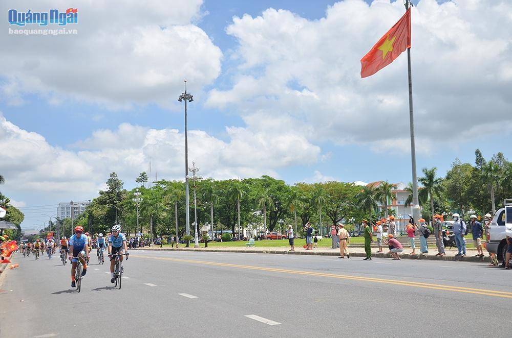Đoàn đua diễu hành qua Quảng trường Phạm Văn Đồng.