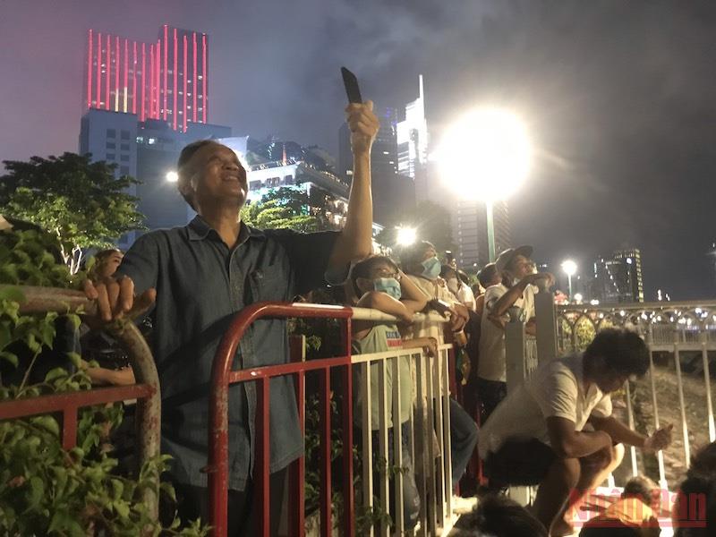  Đông đảo người dân hào hứng chứng kiến màn bắn pháo hoa tại công viên bến Bạch Đằng, quận 1, Thành phố Hồ Chí Minh. (Ảnh: Từ Anh Tuấn)