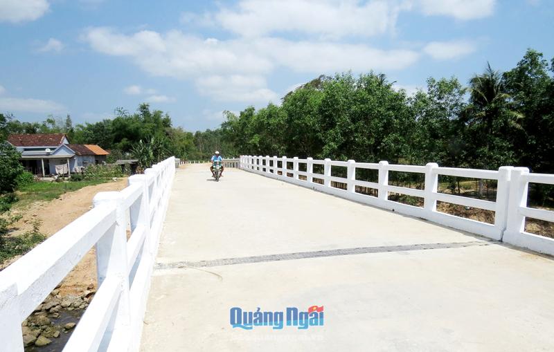 Cầu Thủy Triều bắc qua sông Trà Câu, phường Phổ Văn (TX.Đức Phổ), tạo điều kiện thuận lợi cho việc đi lại của nhân dân.       Ảnh: TR.THY 