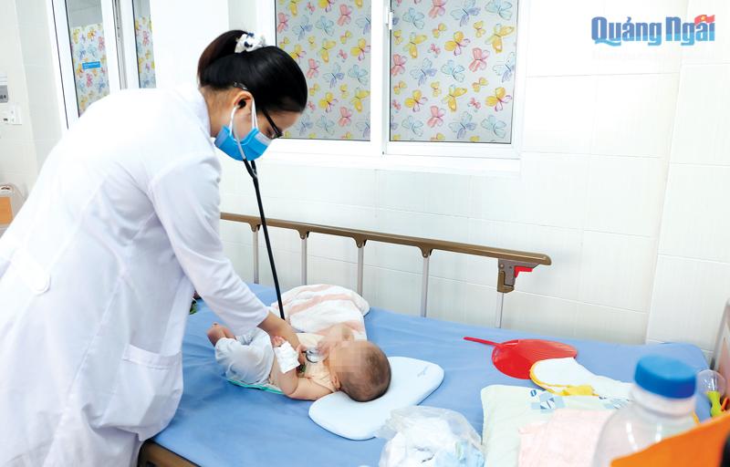 Bác sĩ Khoa Nội nhi tổng hợp (Bệnh viện Sản - Nhi tỉnh) thăm khám cho bệnh nhi bị bệnh tan máu bẩm sinh.        Ảnh: BH 
