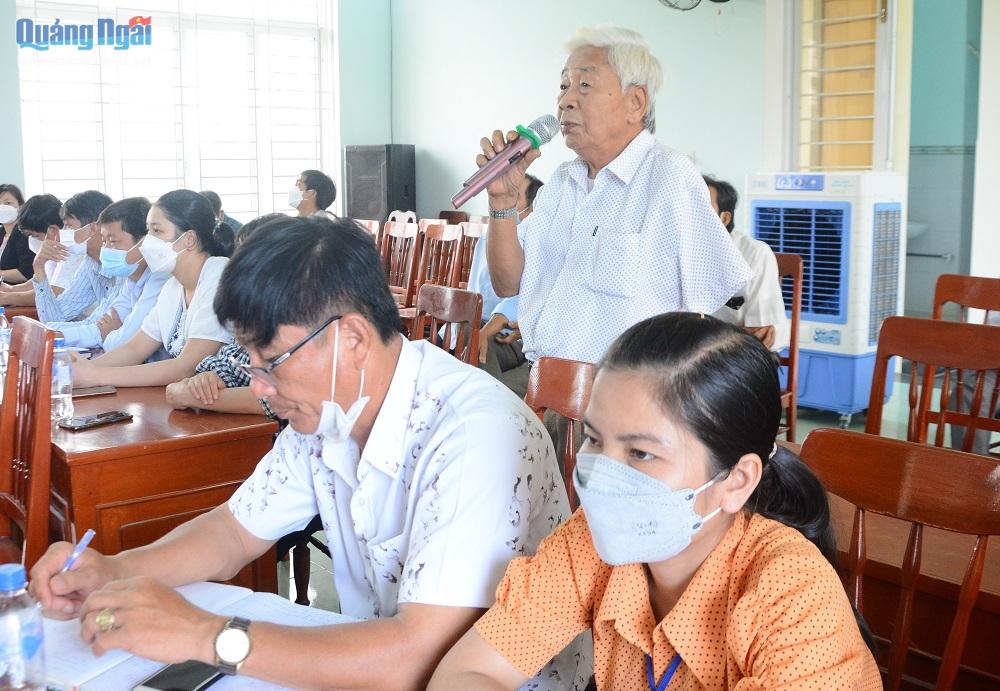 Cử tri Nguyễn Văn Bang, ở thôn Phú Bình kiến nghị tại buổi tiếp xúc cử tri.