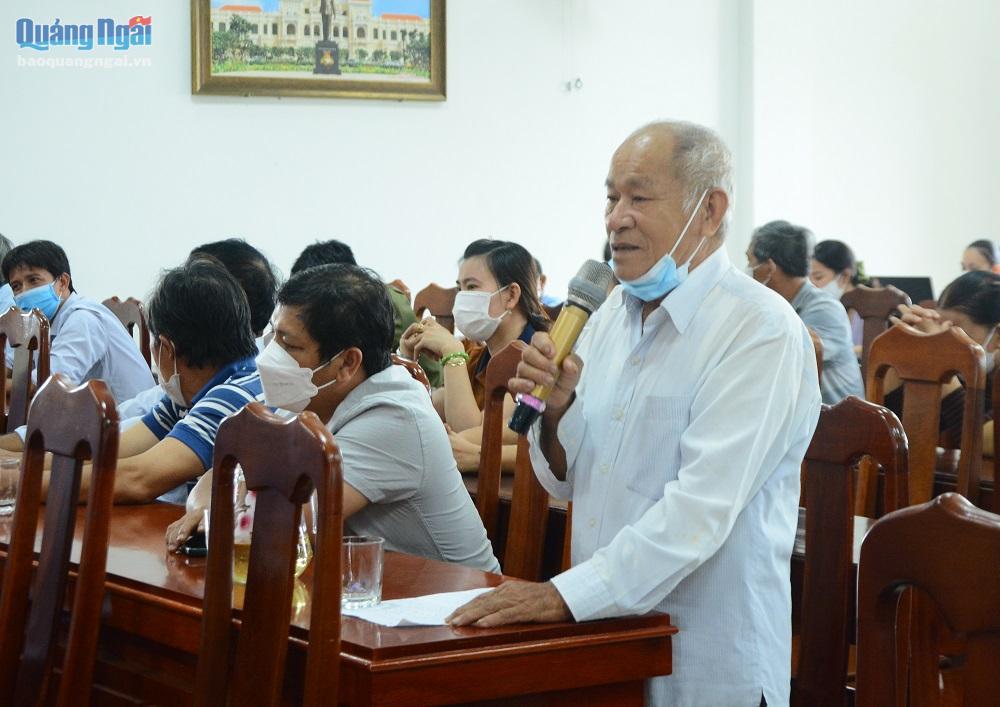 Cử tri Vũ Xuân Đoàn, thôn An Kỳ kiến nghị tại buổi tiếp xúc cử tri.