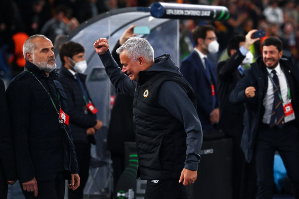 Mourinho bật khóc sau khi đưa AS Roma và chung kết - Ảnh: UEFA