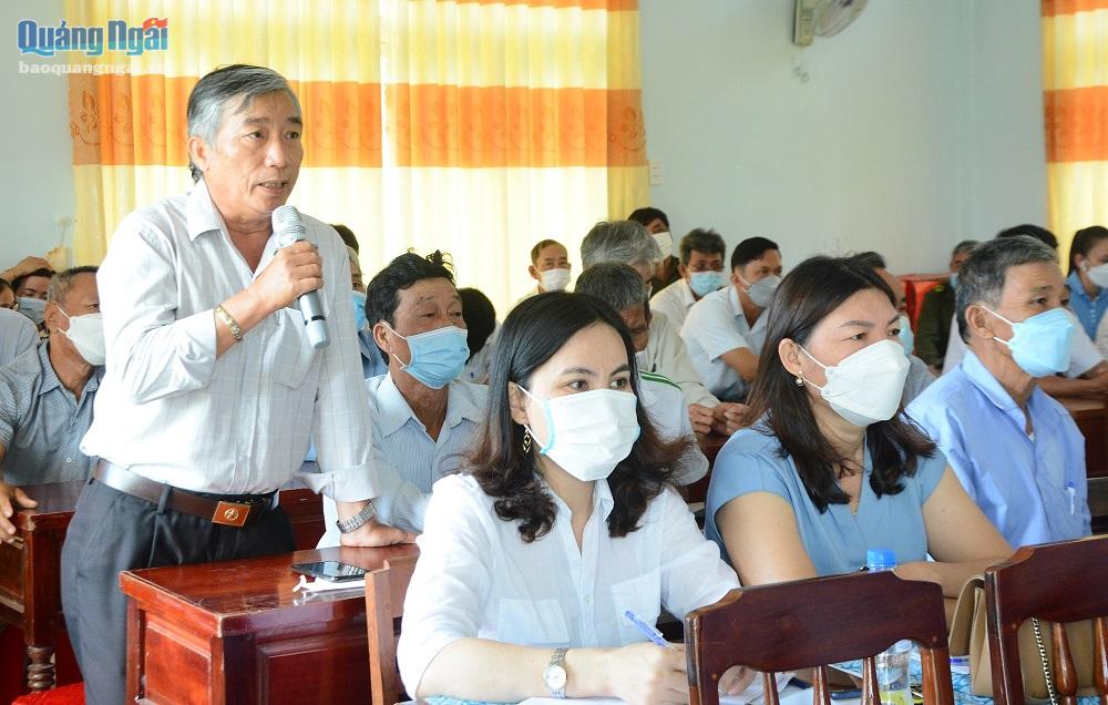 Cử tri Trần Văn Minh, ở thôn Long Thành (xã Tịnh Thiện) kiến nghị tại buổi tiếp xúc cử tri.