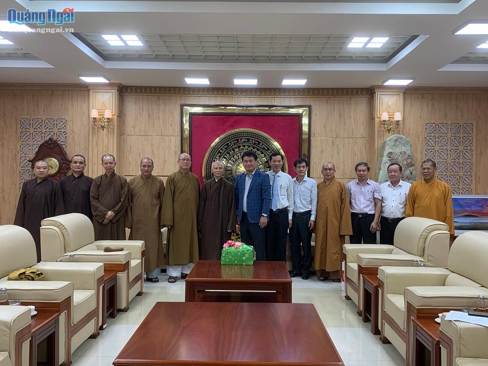Ban Trị sự Giáo hội Phật giáo Việt Nam tỉnh chụp hình lưu niệm với lãnh đạo tỉnh.