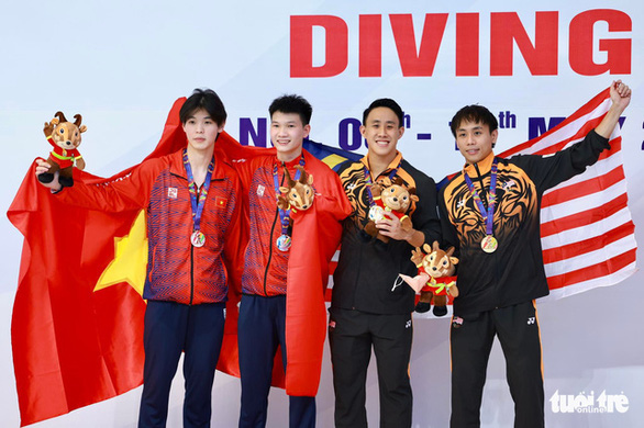 Các vận động viên nhảy cầu (bìa trái) là những người đầu tiên mang huy chương về cho đoàn thể thao Việt Nam tại SEA Games 31 - Ảnh: NGUYỄN KHÁNH