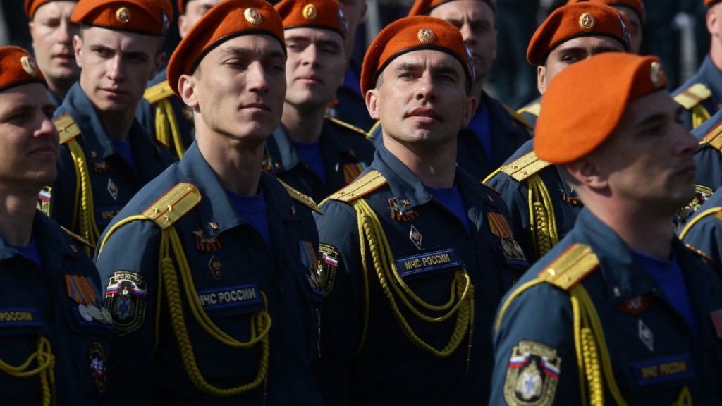  Lực lượng hỗ trợ khẩn cấp Nga tham gia diễu binh. (Ảnh: AFP)
