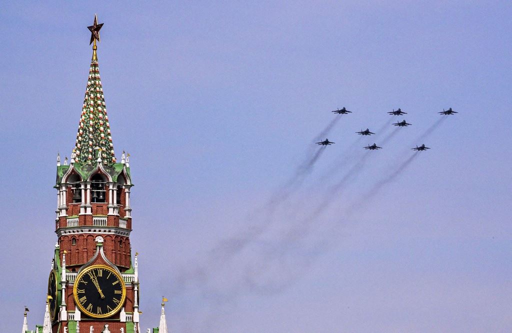  Máy bay tạo hình chữ "Z" - mang ý nghĩa chiến thắng trong tiếng Nga - trên bầu trời. (Ảnh: Reuters)
