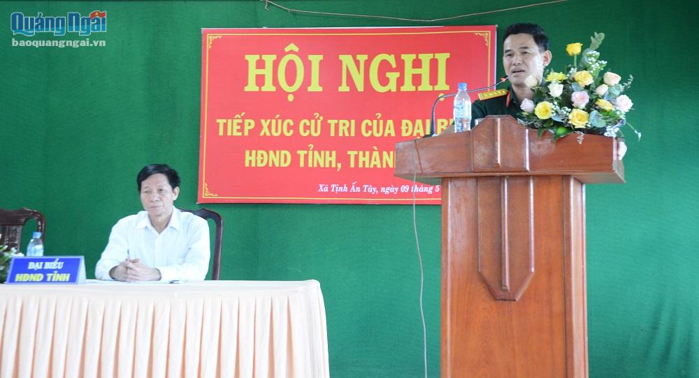 Phó Chính ủy Bộ CHQS tỉnh Võ Tấn Tài trả lời kiến nghị của cử tri.