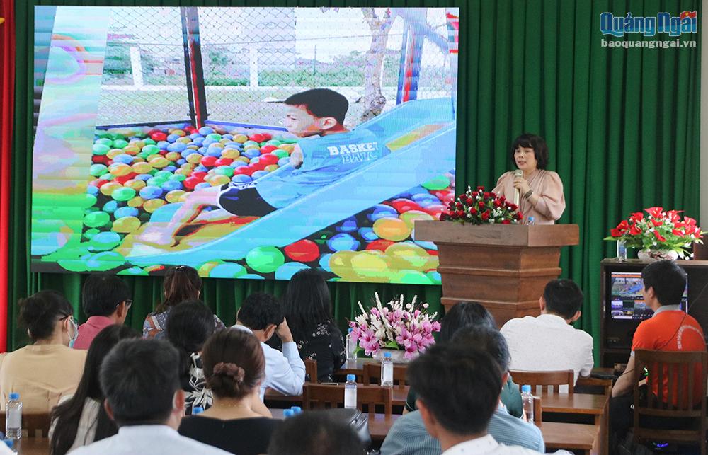 Đại diện Trung tâm can thiệp sớm và nuôi dạy trẻ khuyết tật Tâm Việt chia sẻ, giới thiệu với đoàn về quá trình hình thành và mục đích vì cộng đồng của Trung tâm