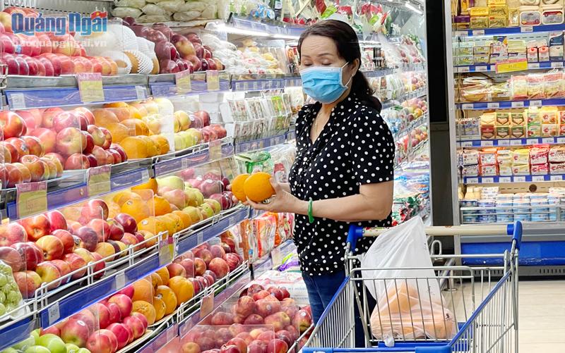 Giá cả hàng hóa trên thị trường đang ở mức cao hơn so với cùng kỳ năm 2021.  Trong ảnh: Khách hàng mua sắm tại siêu thị Co.opmart Quảng Ngãi. 