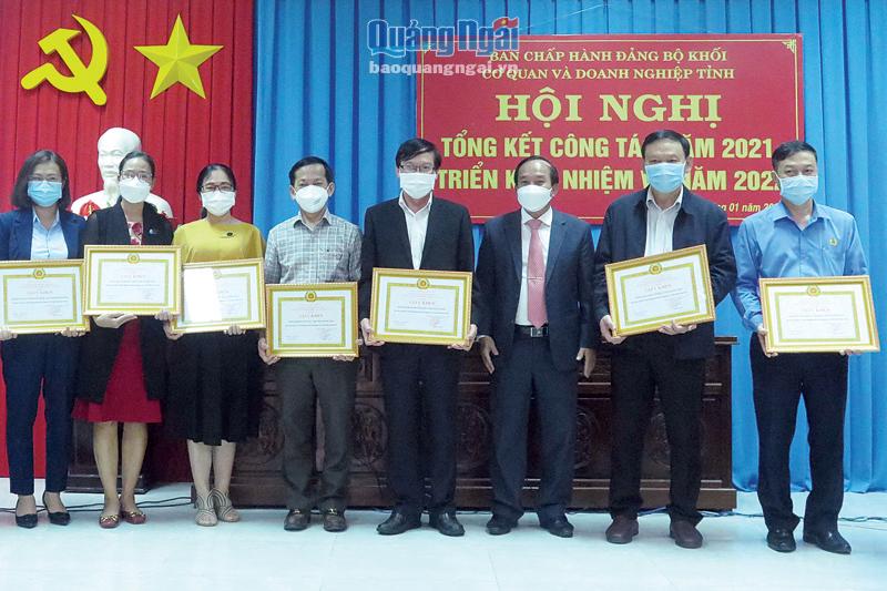 Đảng ủy Khối Cơ quan và Doanh nghiệp tỉnh khen thưởng các tổ chức cơ sở đảng hoàn thành xuất sắc nhiệm vụ năm 2021.  Ảnh: T.Thuận 
