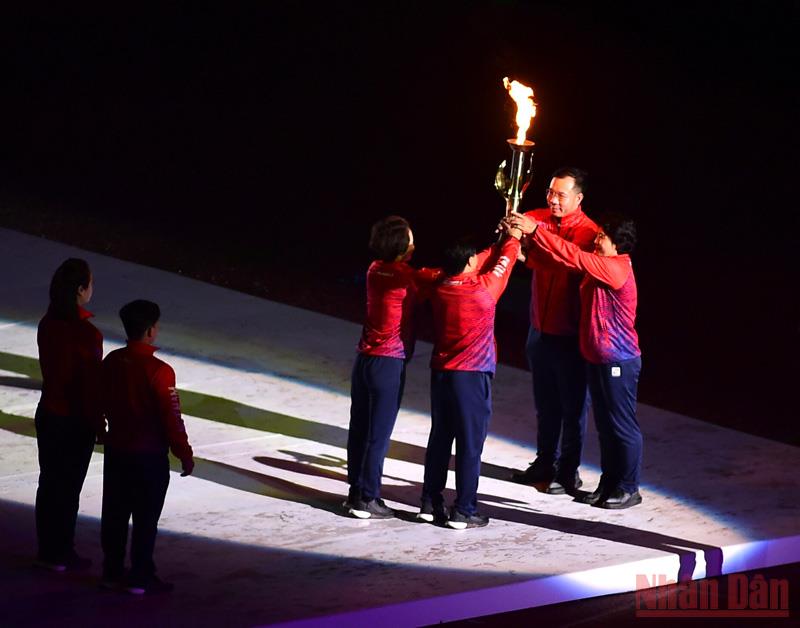 Các vận động viên trao ngọn lửa thiêng của SEA Games 31. (Ảnh: THÀNH ĐẠT) 