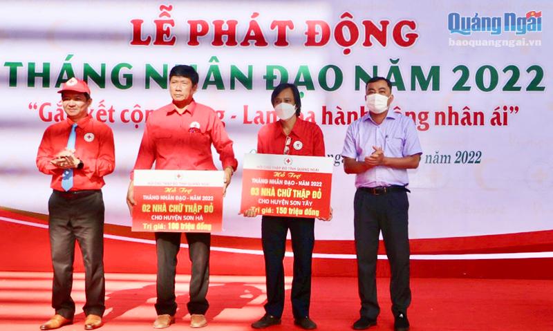 Hội Chữ thập đỏ tỉnh trao bảng tượng trưng hỗ trợ xây nhà “Chữ thập đỏ” cho hai huyện Sơn Hà và Sơn Tây.                  Ảnh: Thanh Nhị 