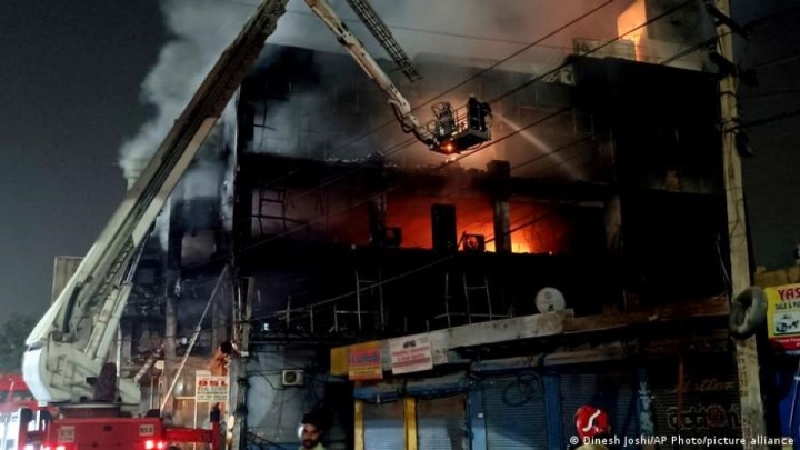 Cháy tòa nhà thương mại 4 tầng ở Ấn Độ khiến 27 người chết, hàng chục người bị bỏng. Ảnh: AP