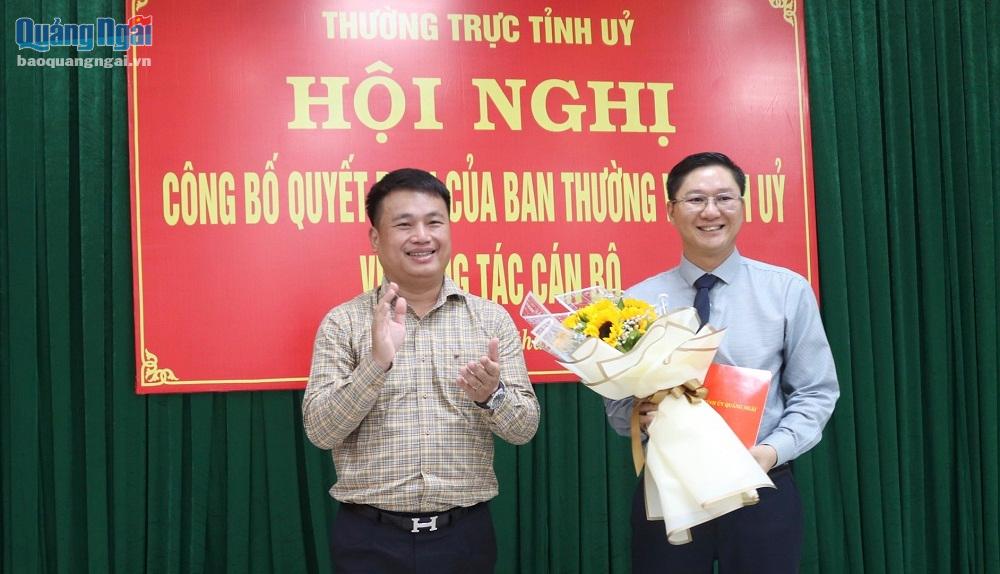 Phó Bí thư TT Tỉnh uỷ trao Quyết định, tặng hoa chúc mừng Tân Hiệu trưởng Trường Chính trị tỉnh