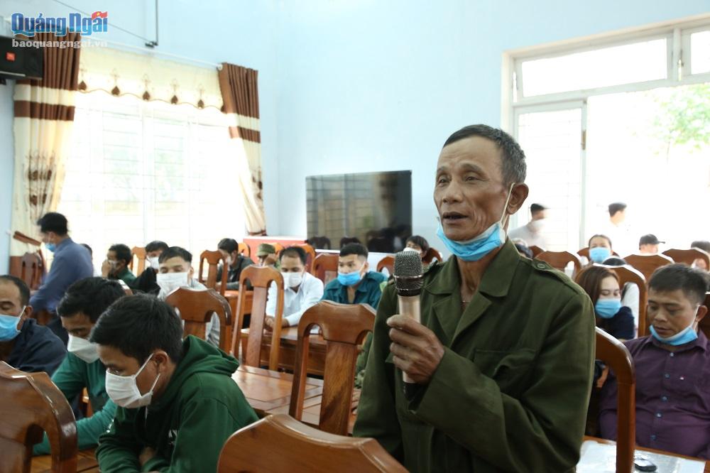 Cử tri Đinh Văn Cành, xã Sơn Bua nếu ý kiến kiến nghị với đại biểu HĐND tỉnh.