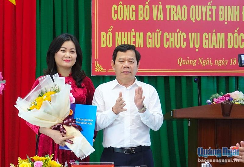 Chủ tịch UBND tỉnh Đặng Văn Minh trao Quyết định và tặng hoa chúc mừng đồng chí Huỳnh Thị Phương Hoa.