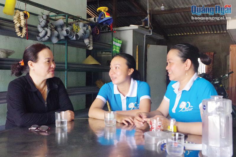Bà Đỗ Thị Lưu Ly (bên trái) trao đổi công việc với cán bộ Hội LHPN phường Phổ Hòa (TX.Đức Phổ).